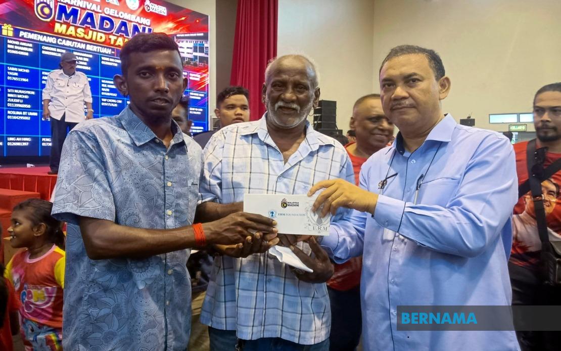 MADANI Carnival Distributes RM200 Aid to 2,000 Masjid Tanah Residents