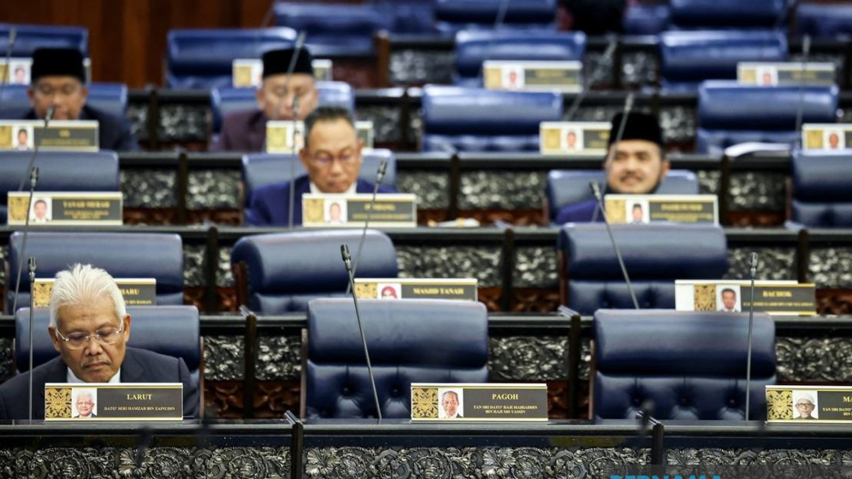 Parliament Speaker Confirms Hamzah's Opposition Leadership Role as Seating Plan Adjusted