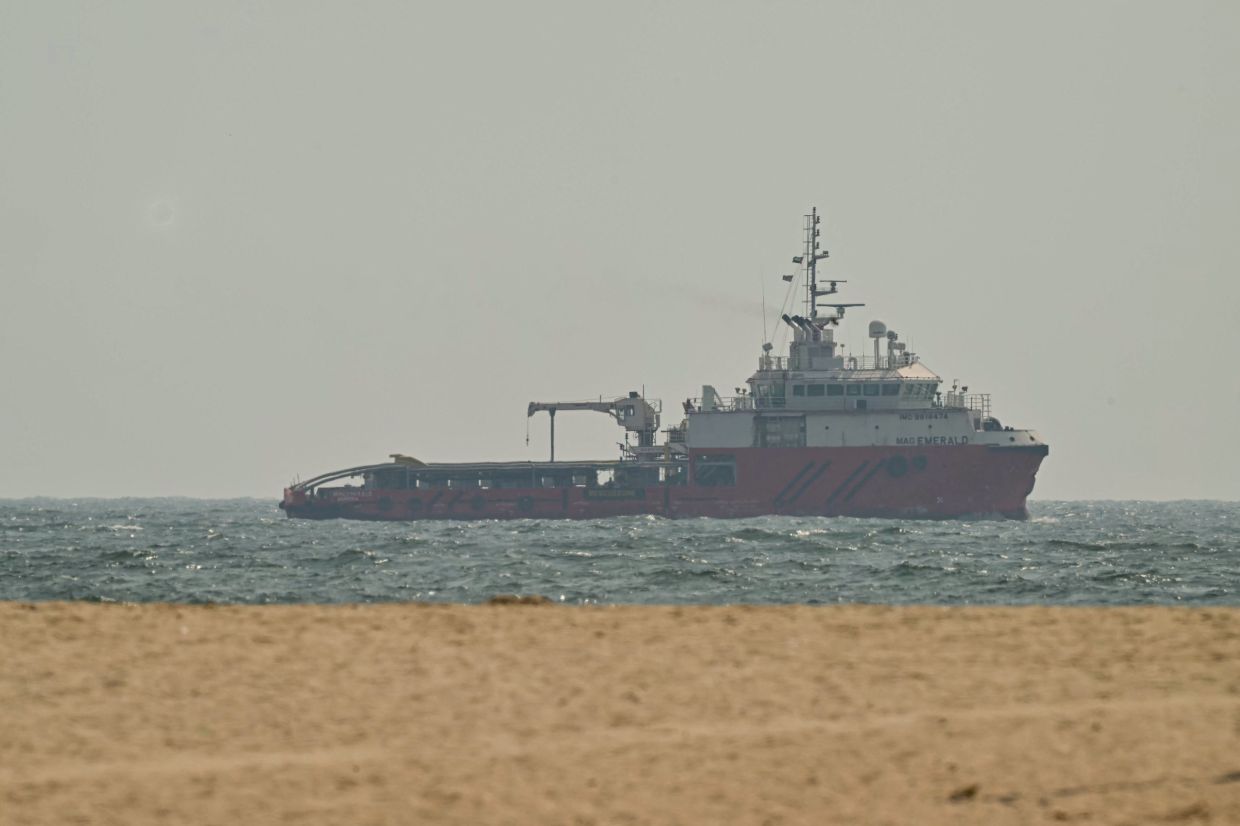 US pushes Iran for Strait of Hormuz pledge as ceasefire collapses