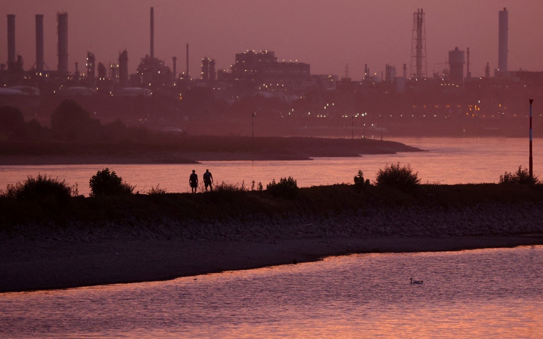 Receding Rhine Exposes Large Unexploded World War II Bomb Near Cologne