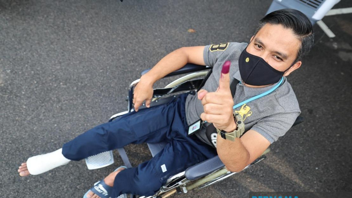 Determined Police Sergeant Votes Despite Achilles Tendon Injury in Johor Election