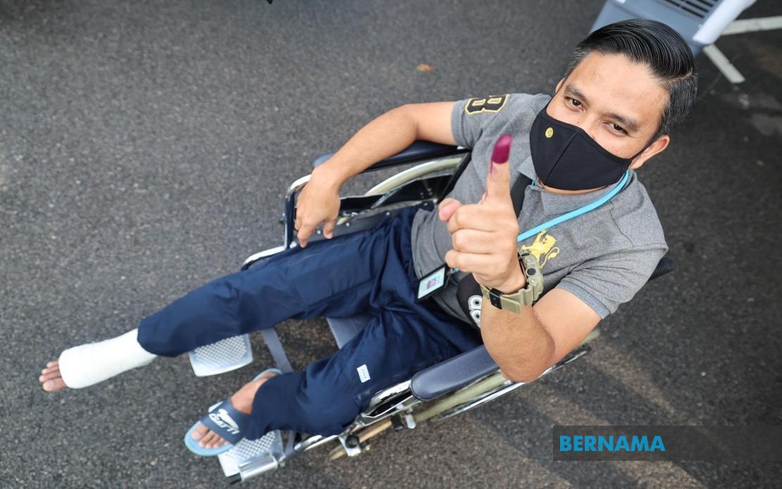 Determined Police Sergeant Votes Despite Achilles Tendon Injury in Johor Election