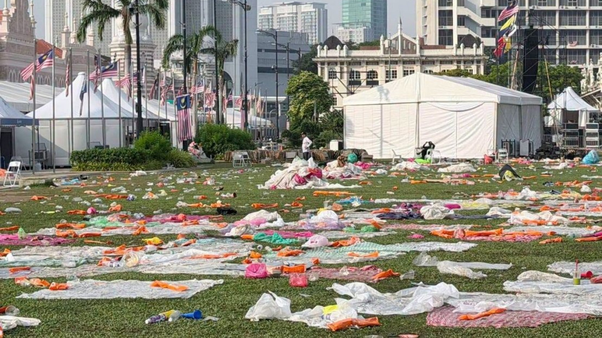 DBKL Launches Clean-Up Drive at Dataran Merdeka Following World Cup Final Gathering