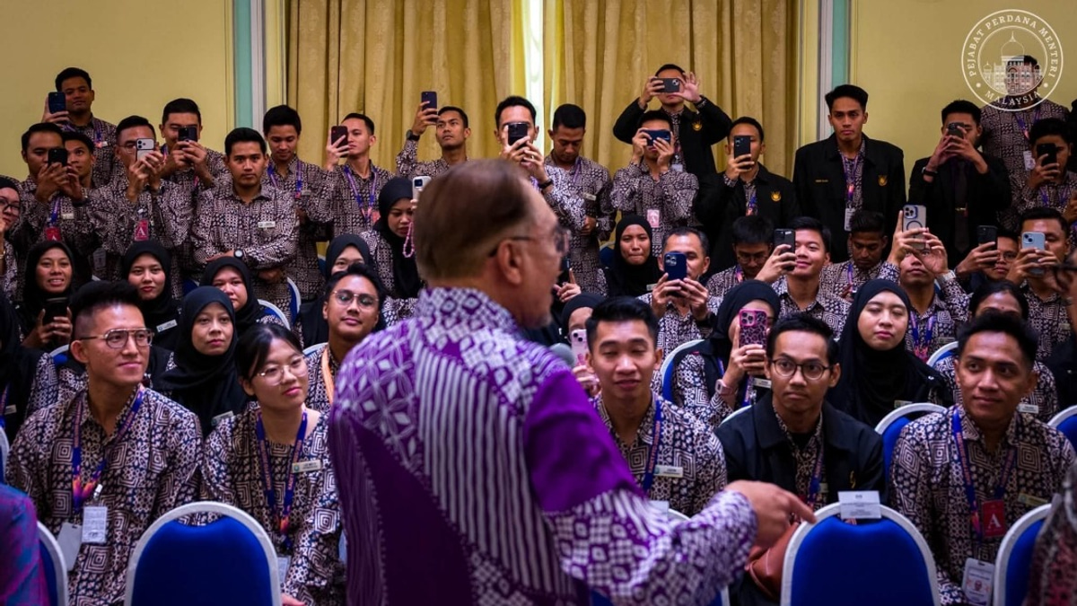 PM Anwar Calls on Civil Servants to Embrace Reform While Maintaining Ethical Standards