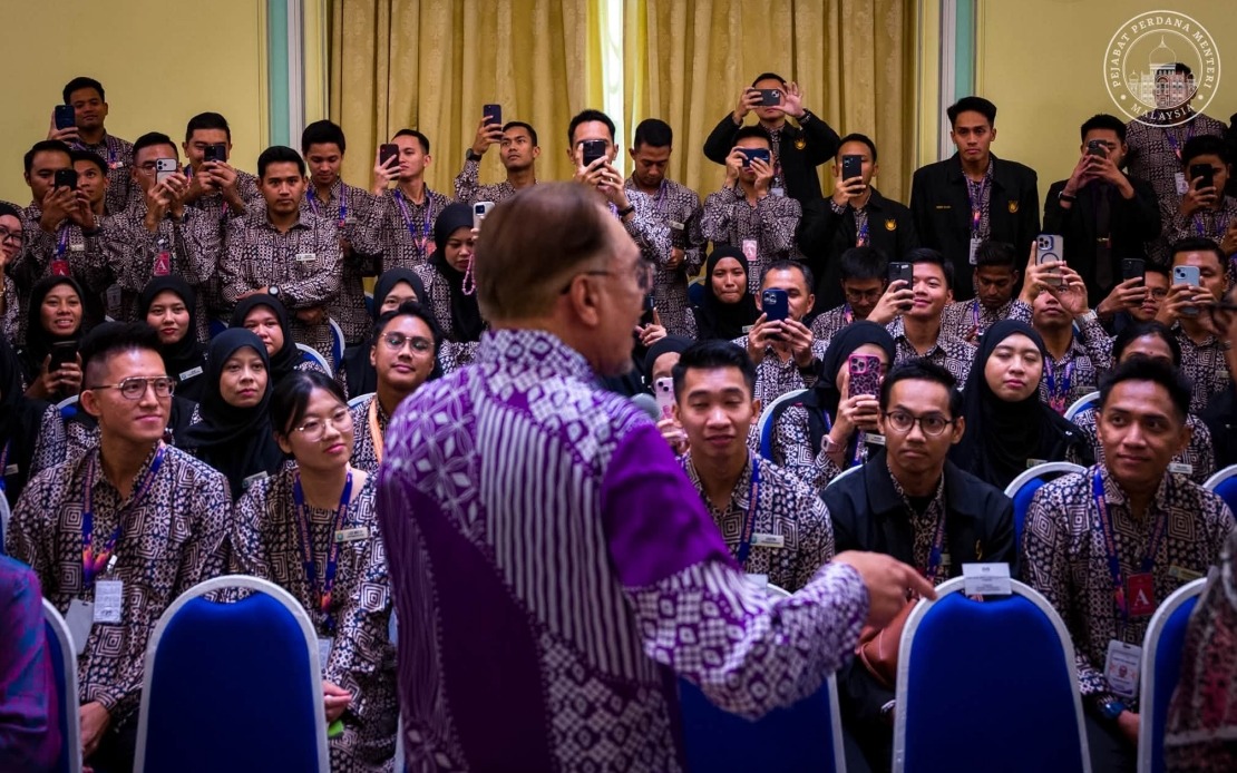 PM Anwar Calls on Civil Servants to Embrace Reform While Maintaining Ethical Standards