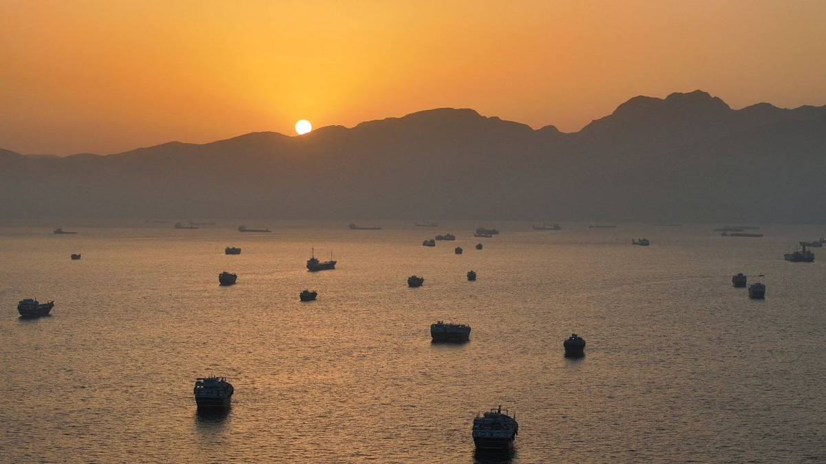 Tanker Exodus from Hormuz Signals Easing Tensions as Iran-US Deal Unlocks Stuck Crude