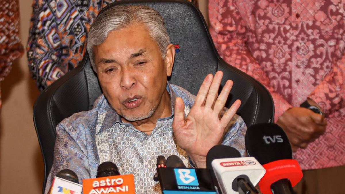 Zahid Dismisses Speculation Over Plot to Topple Anwar, Reaffirms BN Stability Pledge