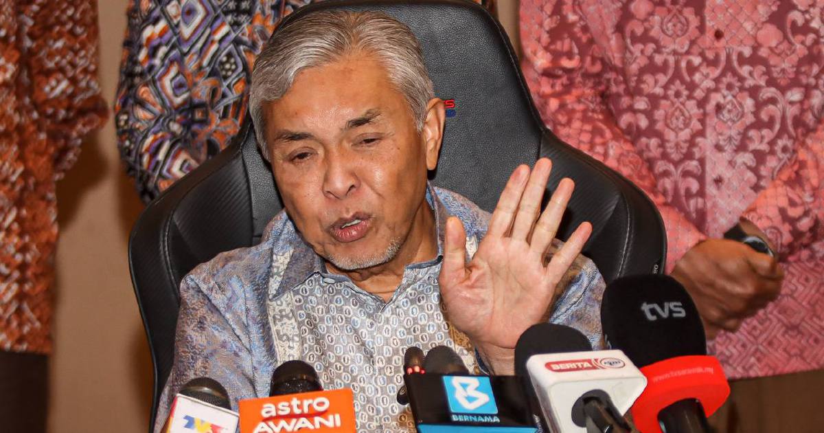 Zahid Dismisses Speculation Over Plot to Topple Anwar, Reaffirms BN Stability Pledge
