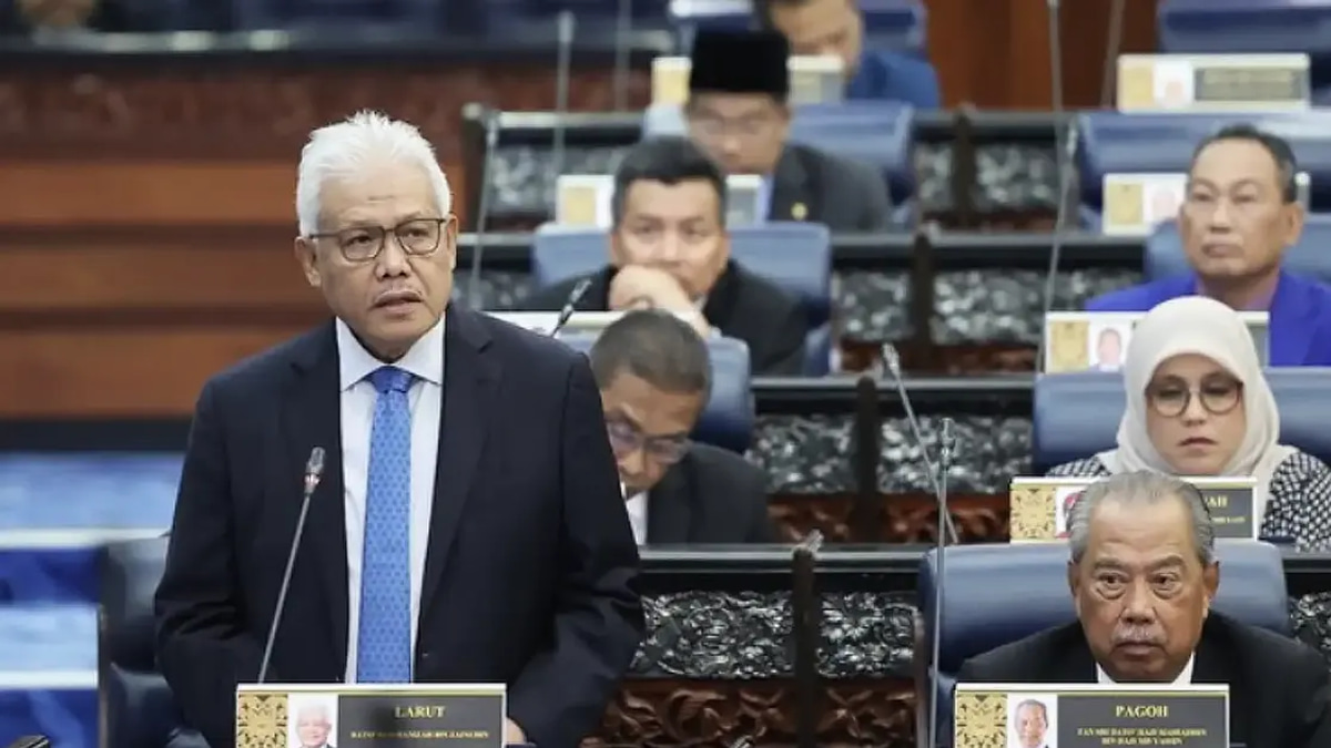 Hamzah Reclaims Opposition Leader's Front Row Seat as Muhyiddin Moves Back