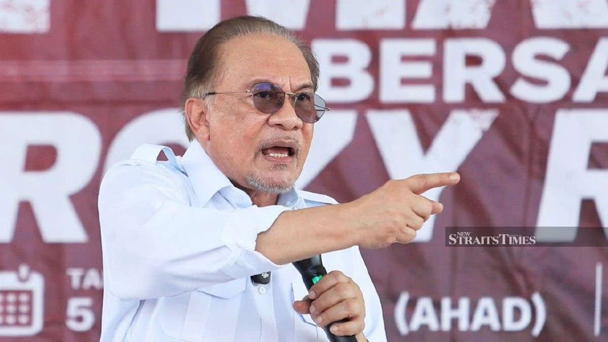Anwar to Meet Felda Management on Settlers' Grievances