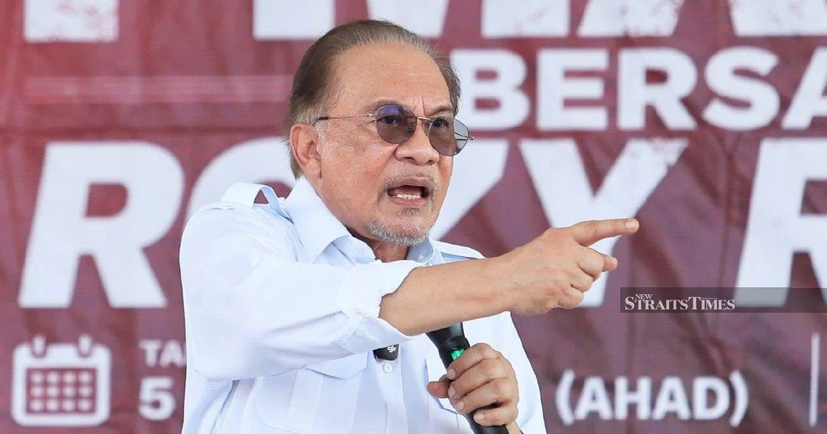 Anwar to Meet Felda Management on Settlers' Grievances