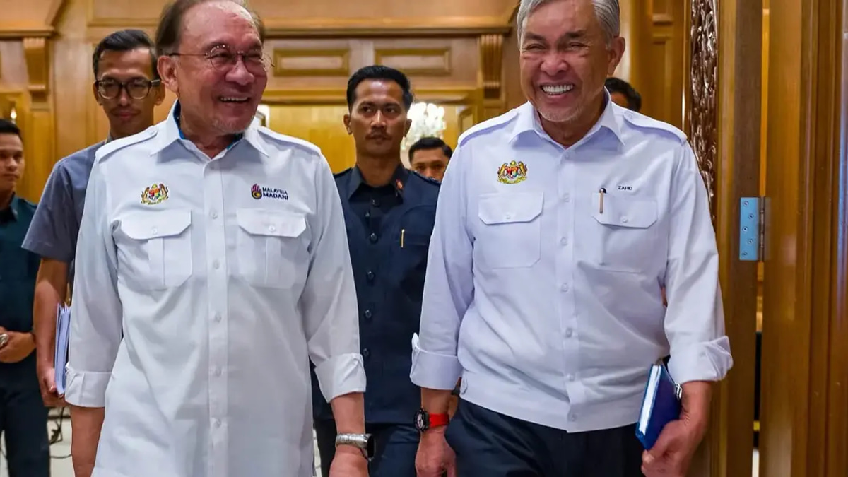 Anwar and Zahid Put Spat to Rest With Public Show of Unity