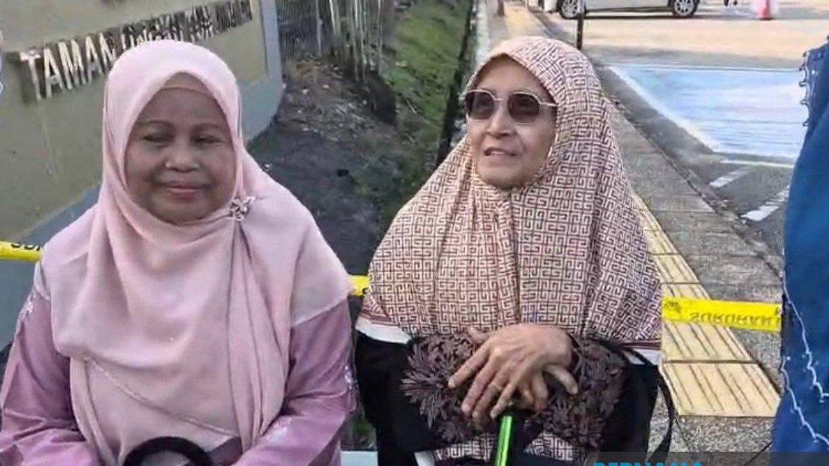 Elderly Voters Undeterred by Weather, Turn Out Early for Johor State Election