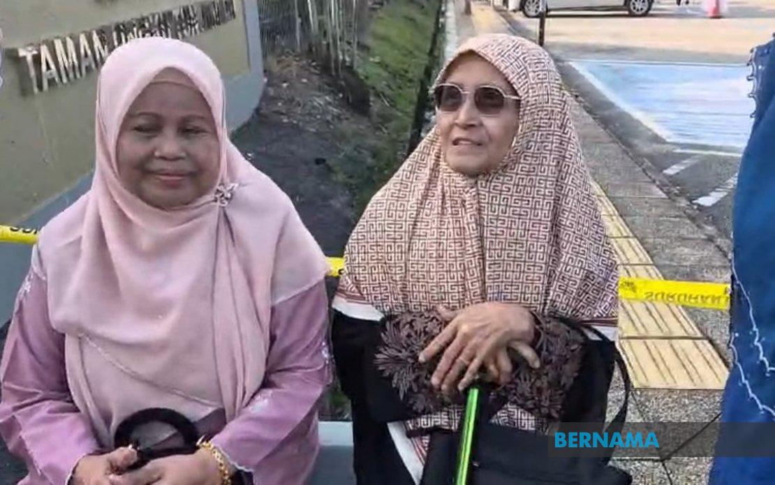 Elderly Voters Undeterred by Weather, Turn Out Early for Johor State Election