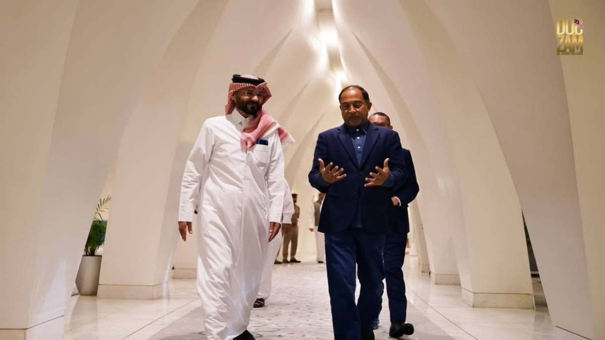 Malaysia's Higher Education Minister Zambry Represents Government at Qatar's Former Amir Funeral