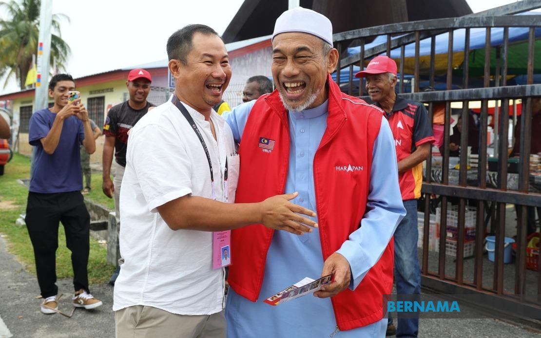 Klawang Rivals Show Unity: Cousins Campaign Peacefully Despite Political Divide