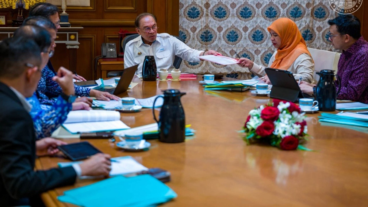 Anwar Pushes FELDA to Tackle Second-Generation Housing and Land Ownership Challenges