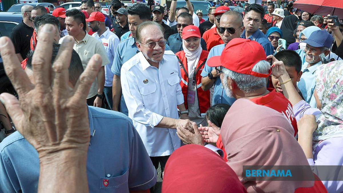 Grandmother's Motorcycle Journey Through Palm Estate Realizes Grandson's Dream of Meeting PM Anwar