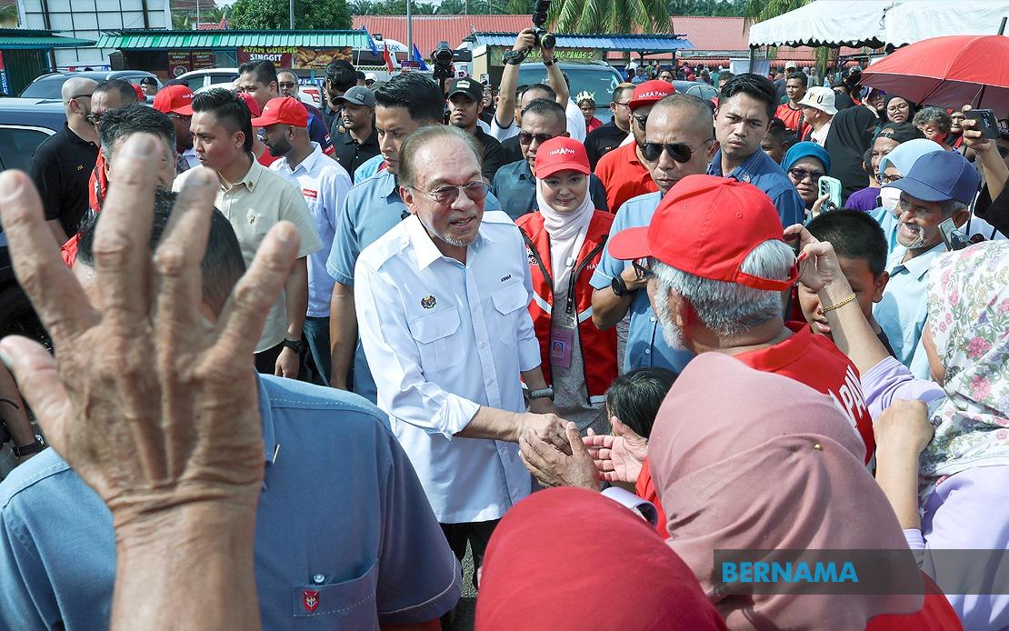 Grandmother's Motorcycle Journey Through Palm Estate Realizes Grandson's Dream of Meeting PM Anwar