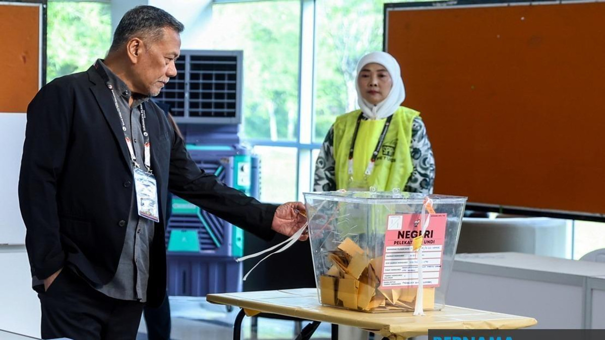 EC Chairman Ramlan Conducts Polling Day Inspection Across Johor Constituencies