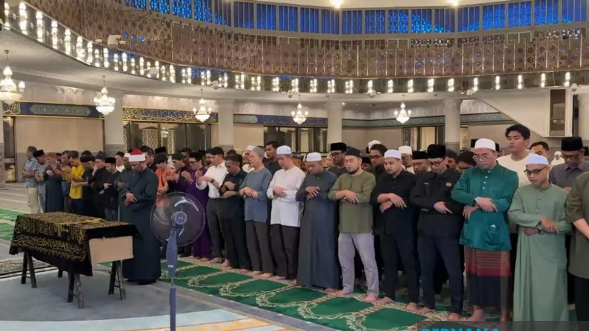 Nancy Shukri's Husband Laid to Rest in Sarawak After National Mosque Ceremony