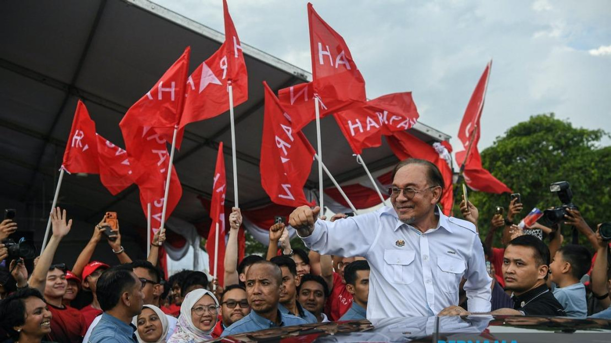 In Johor's Election Battle, Handshakes Still Trump Hashtags for Older Voters