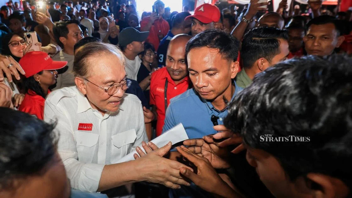 Anwar Dismisses Early Election Pressure, Affirms Coalition's Governing Mandate