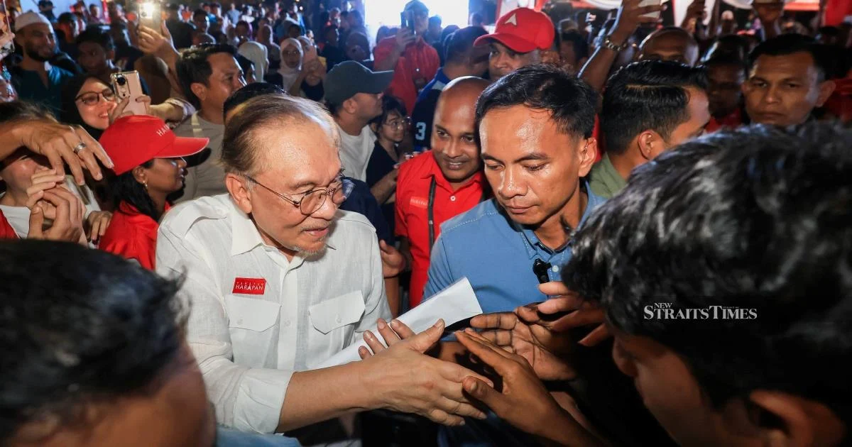 Anwar Dismisses Early Election Pressure, Affirms Coalition's Governing Mandate