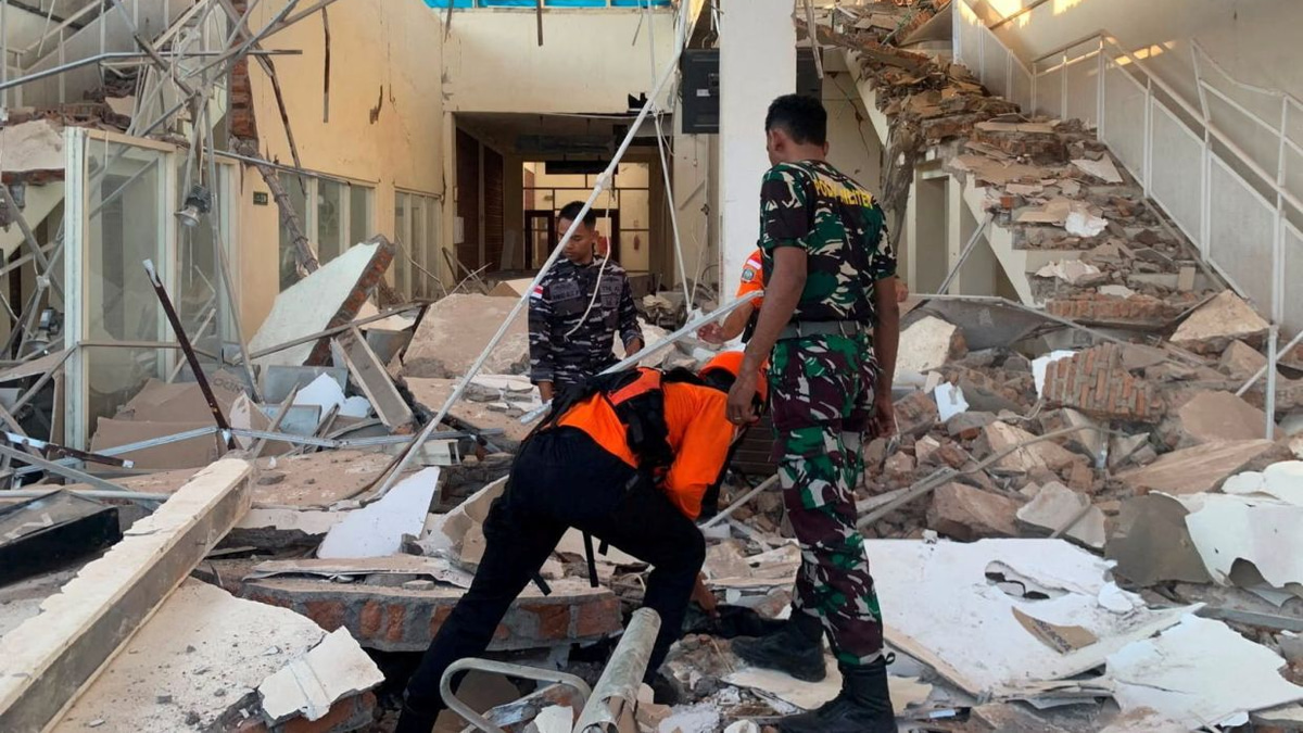 Magnitude 7.7 earthquake strikes off Indonesia's Flores coast, killing at least two
