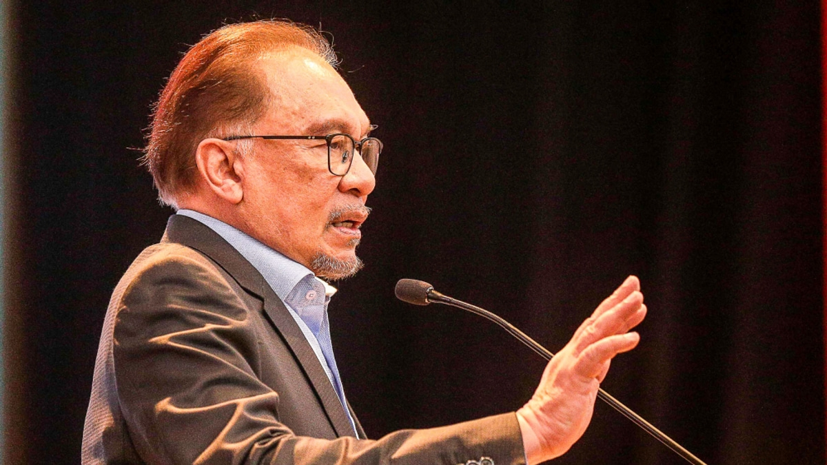 PM Anwar Commends Customs Officers for Intercepting Controversial Shipment at Johor Port