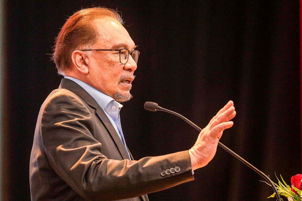 PM Anwar Commends Customs Officers for Intercepting Controversial Shipment at Johor Port