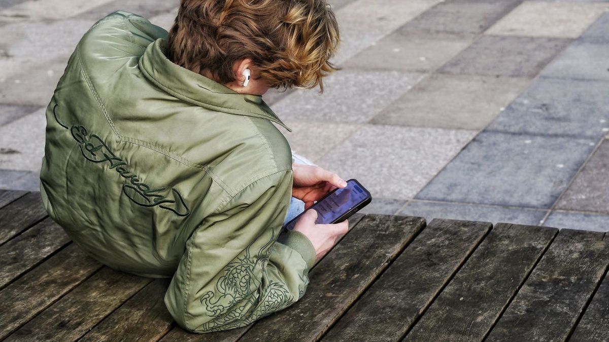 Survey reveals UK teens would largely bypass planned overnight social media curfew