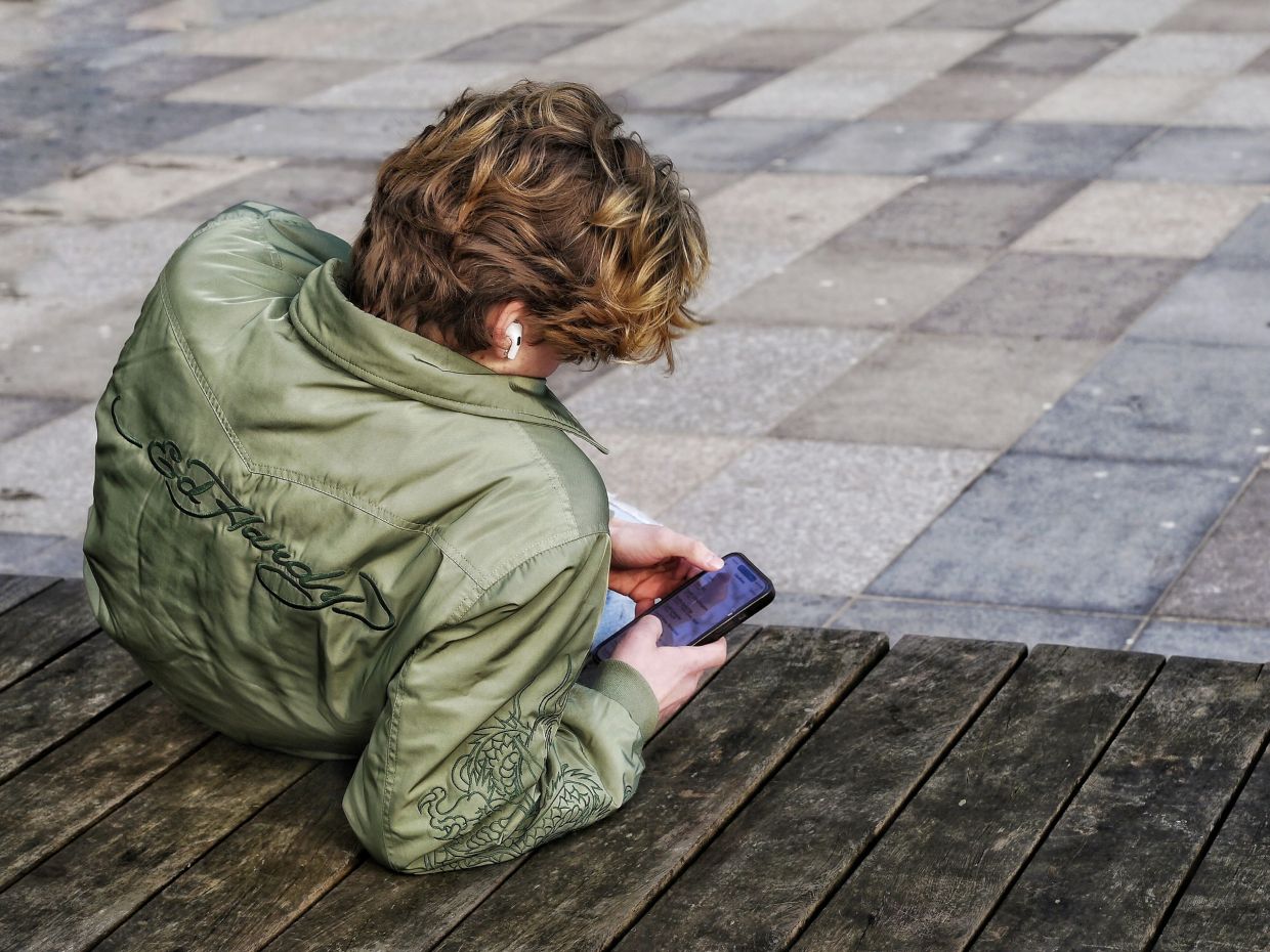 Survey reveals UK teens would largely bypass planned overnight social media curfew