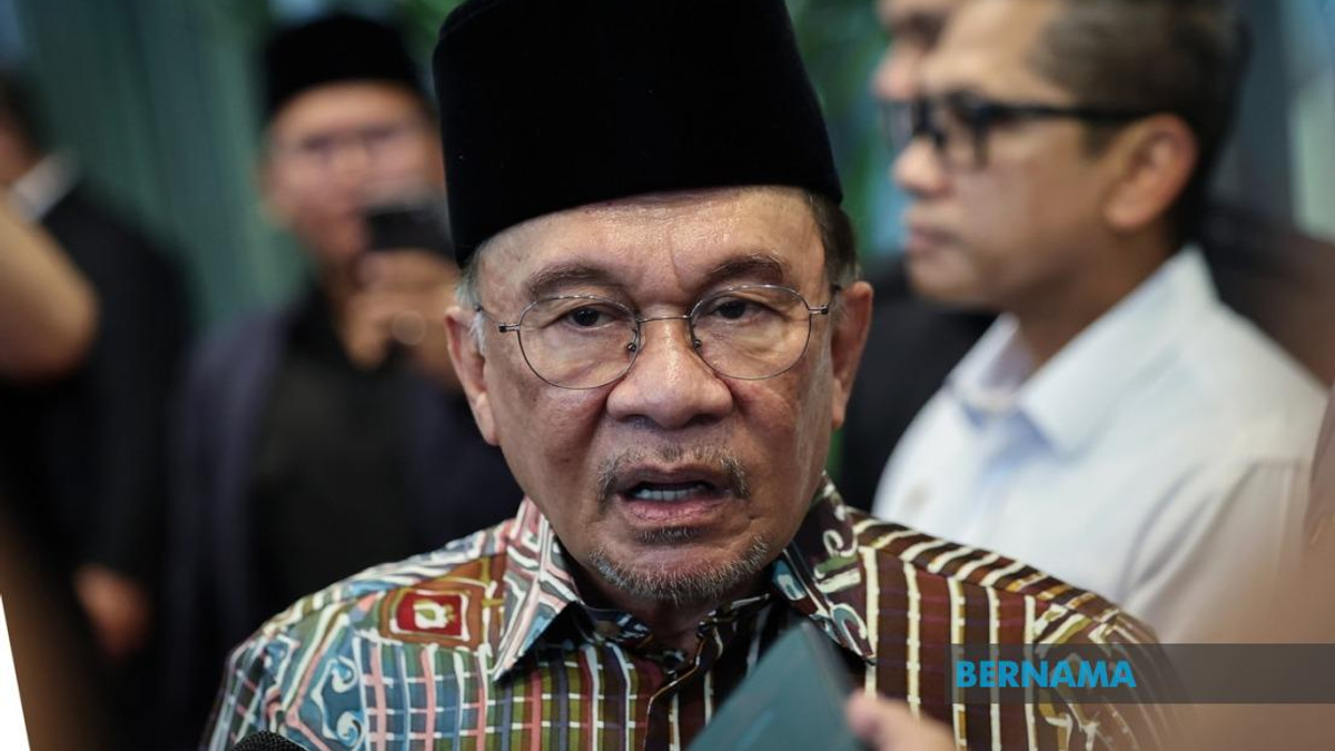 PM Anwar Vows Zero Tolerance for Refugees Breaking Laws or Disrupting Order