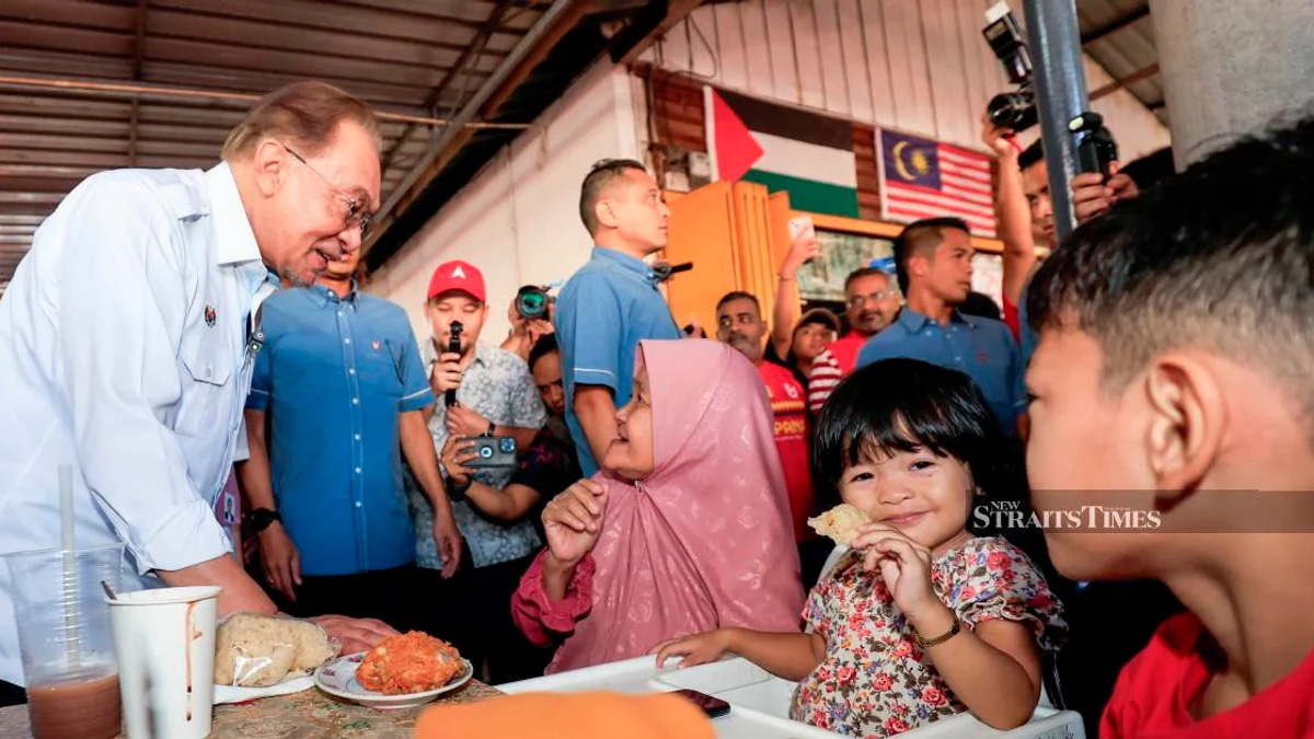 Anwar Acknowledges Governing Challenges, Pledges Steady Progress in Johor Campaign