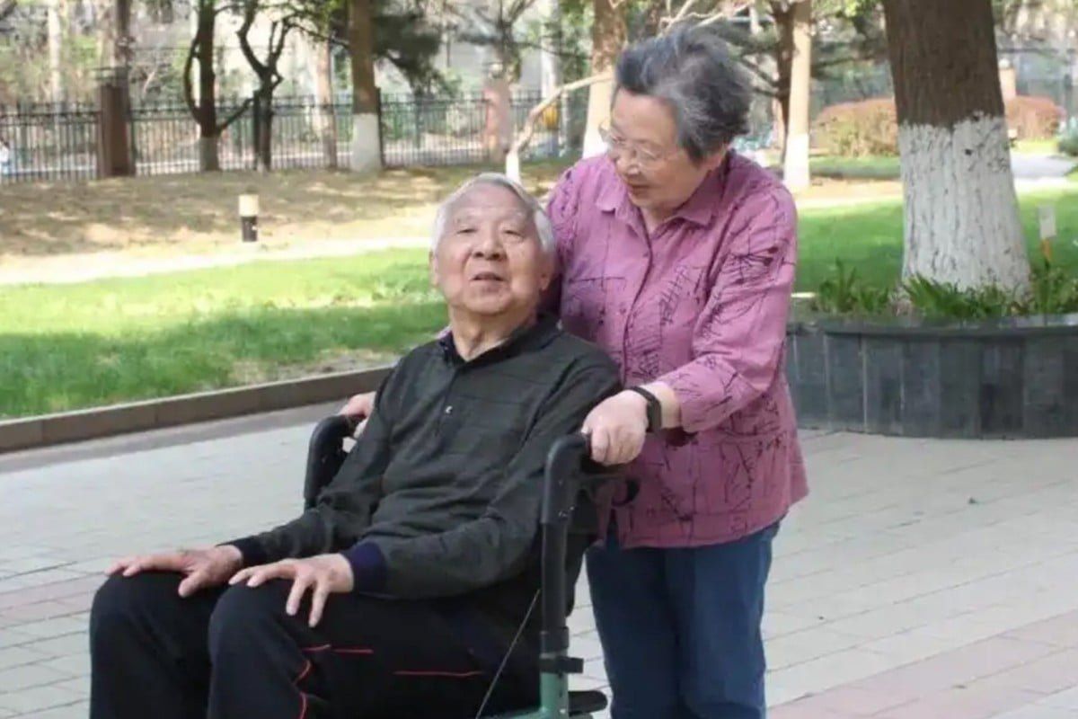 Beijing widow's devotion to Alzheimer's-stricken husband becomes inspiration for millions across China