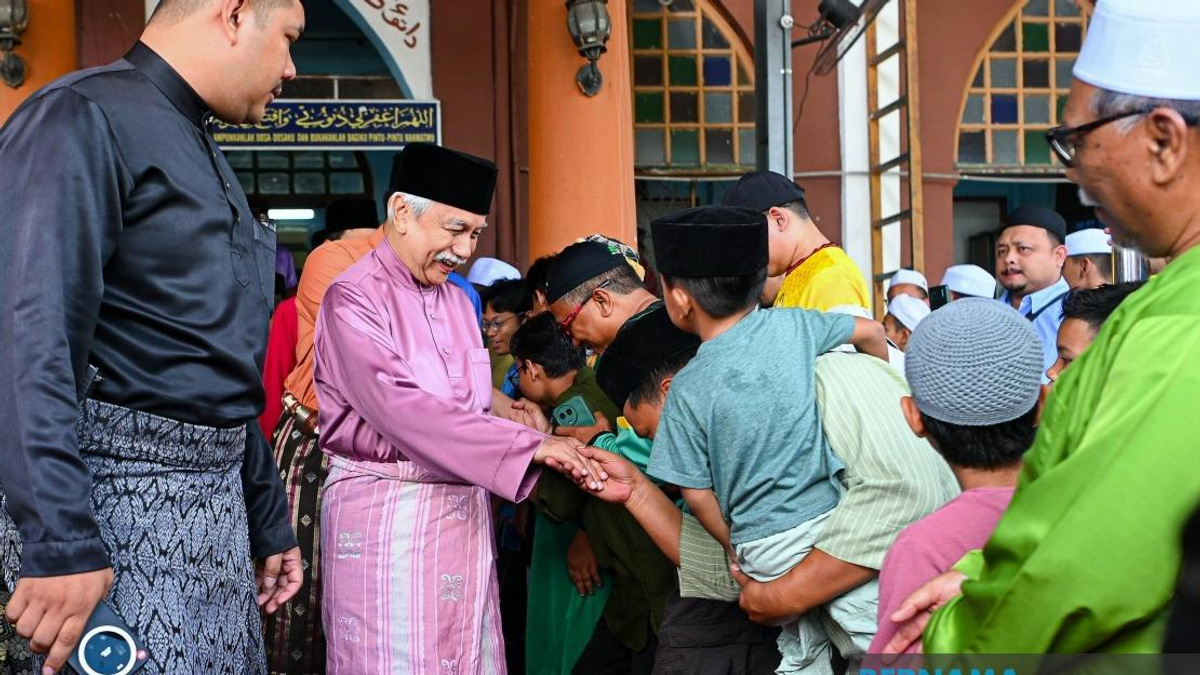 Tuanku Muhriz Leads Friday Prayers at Masjid Kariah Pantai in Seremban