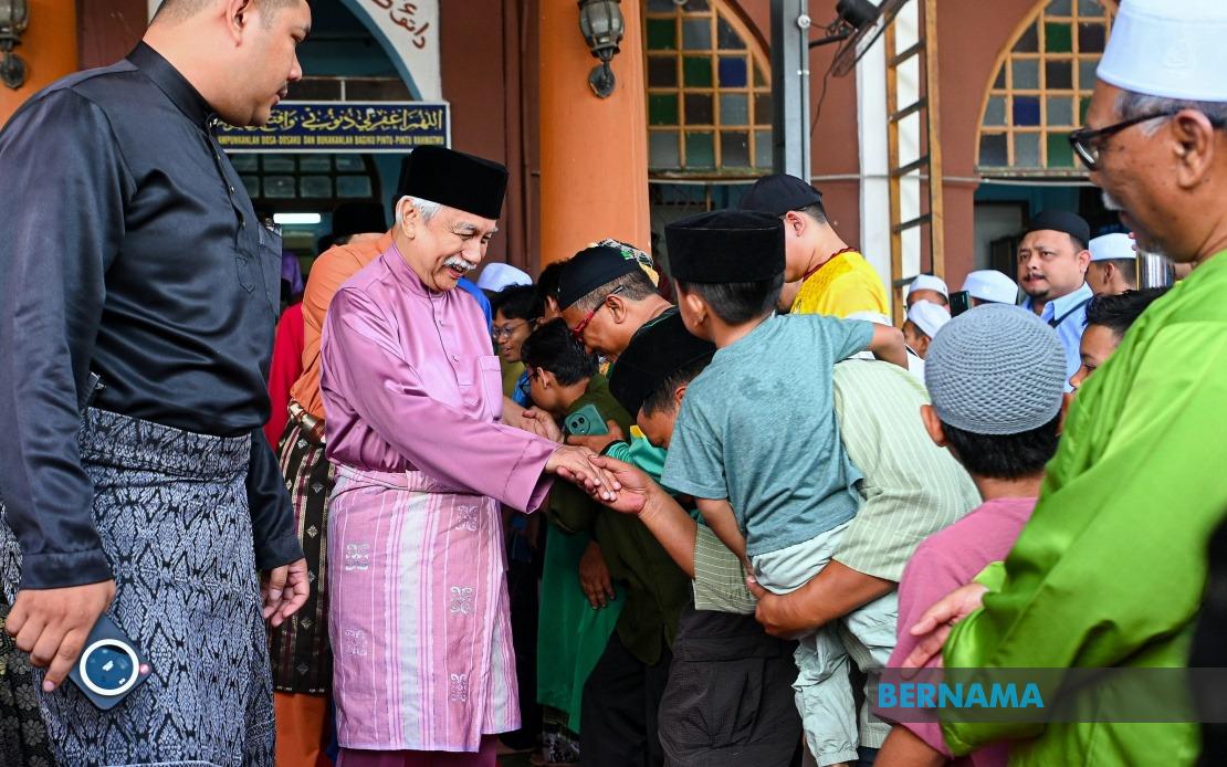 Tuanku Muhriz Leads Friday Prayers at Masjid Kariah Pantai in Seremban