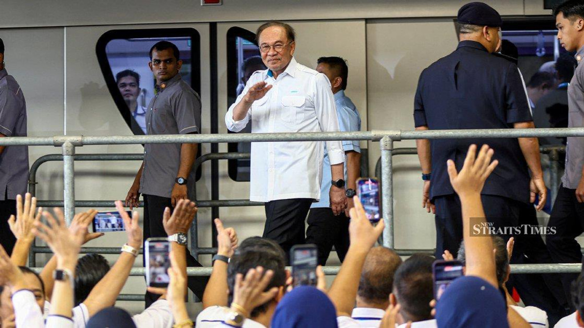 Sultan Selangor praises Anwar's role in delivering Shah Alam LRT3