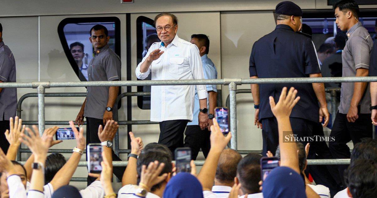 Sultan Selangor praises Anwar's role in delivering Shah Alam LRT3