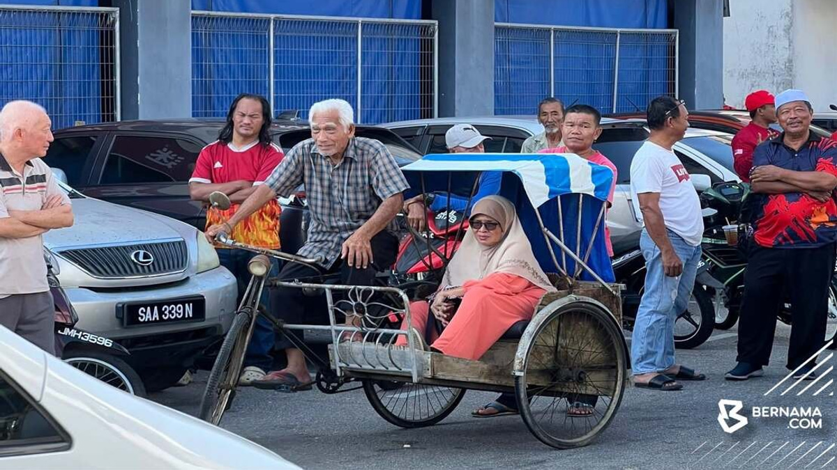 Anwar Touched by 86-Year-Old's Trishaw Journey to Meet Prime Minister