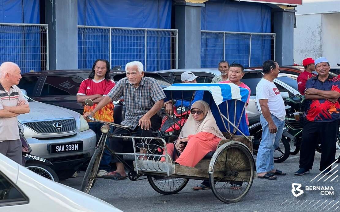 Anwar Touched by 86-Year-Old's Trishaw Journey to Meet Prime Minister