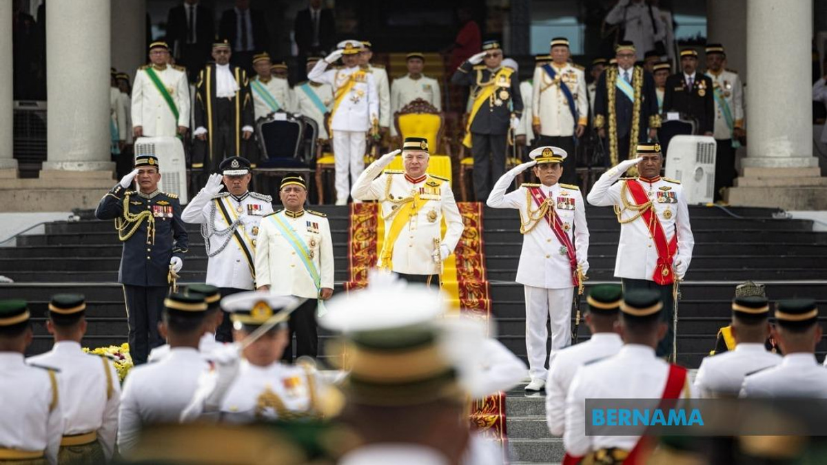 Sultan Nazrin Presides Over Perak Warriors' Day Celebration and Opens New Mosque