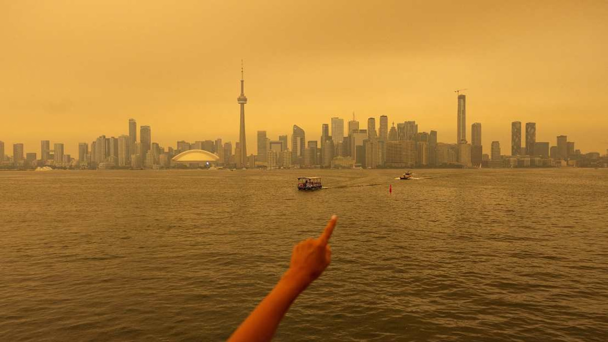 Ontario Wildfires Blanket Canada's Major Cities in Hazardous Smog, Disrupt Railway Operations