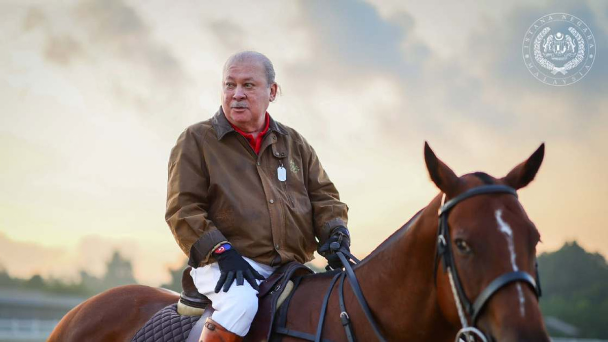 King Continues Morning Fitness Regimen with Horse Riding in Johor