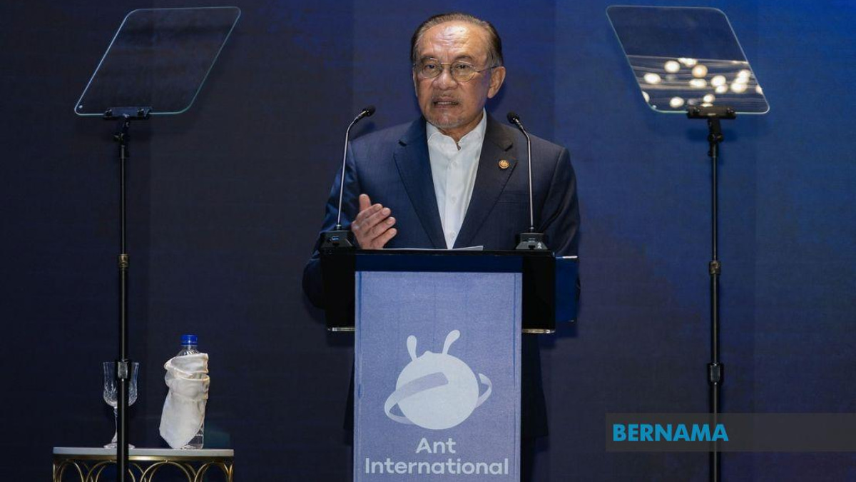 Malaysia Must Accelerate AI Readiness, Says Anwar at Ant International Launch