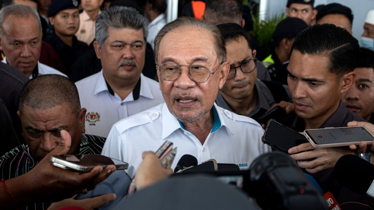 PM Anwar Brushes Off eFishery Setback, Points to KWAP's Strong Overall Returns