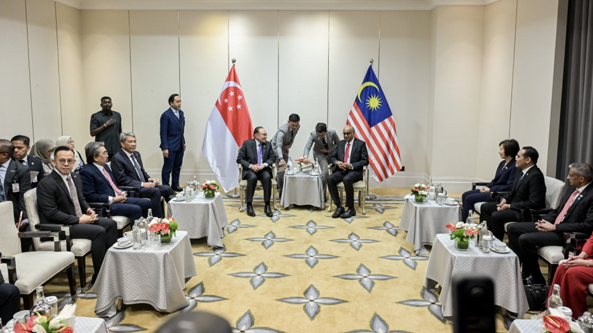 Singapore President Halimah Meets PM Anwar in First Official Visit to Malaysia