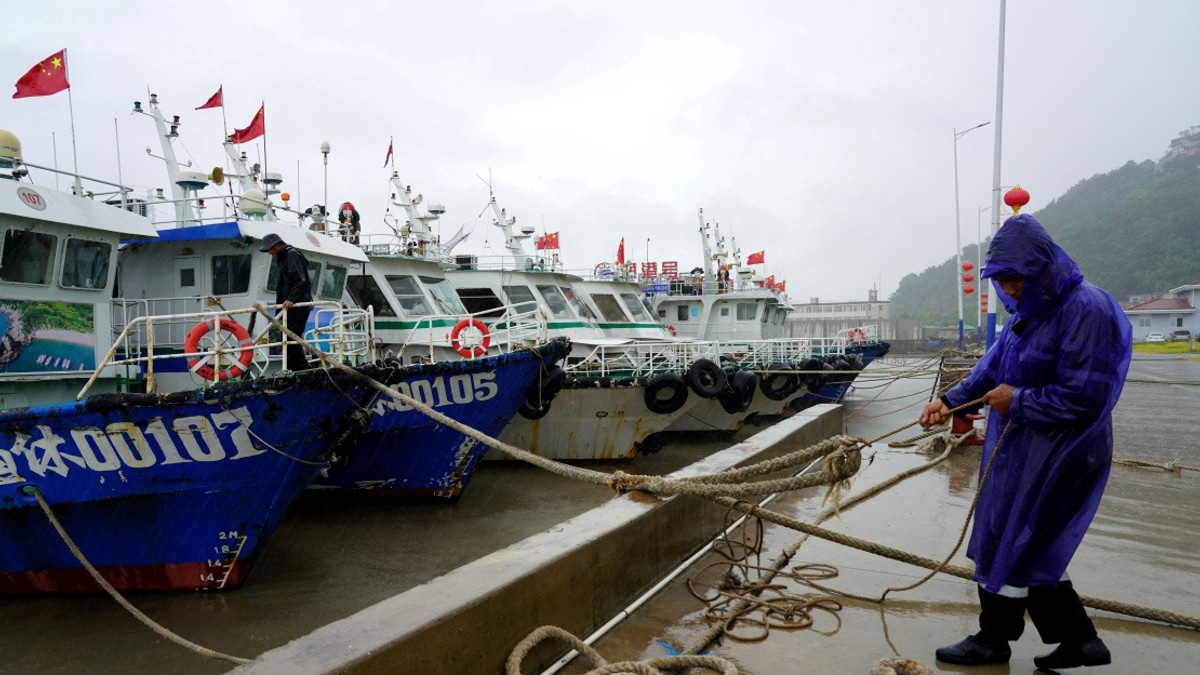 Zhejiang Escalates Typhoon Alert as Dolphin Approaches Eastern China Coast