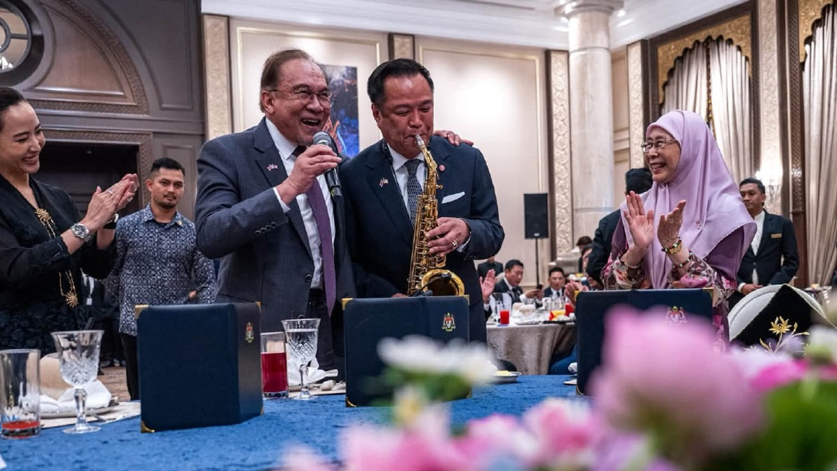Anwar and Thai PM Anutin Share Musical Moment, Singing 'My Way' Together at Putrajaya Luncheon